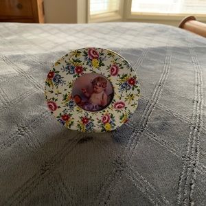Round floral picture frame.